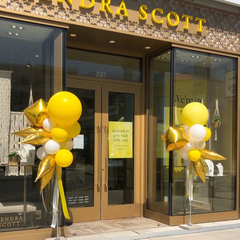 Salon Opening Decoration Ideas, Balloon Decorations For Shop Opening, Store Grand Opening Decor Ideas, Grand Opening Balloons Decoration, Shop Opening Decoration Ideas Balloons, Store Opening Decoration Ideas, Opening Ideas Events, Party Entryway Decor, Grand Opening Balloon Decor