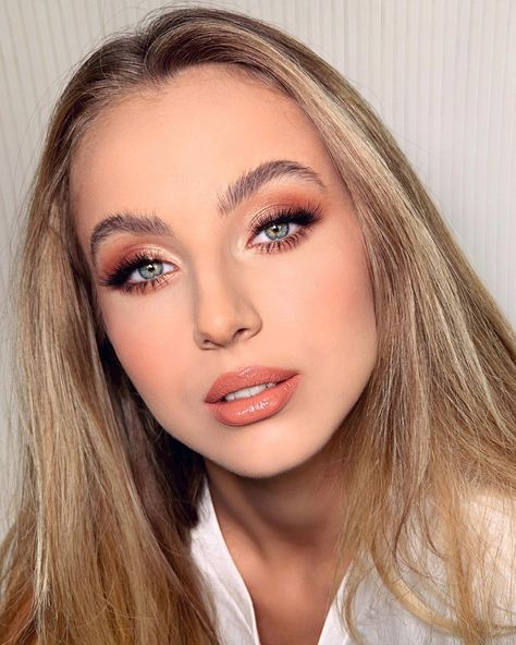 𝗠𝗮𝗹𝘃𝗶𝗻𝗮 𝗜𝘀𝗳𝗮𝗻 𝗠𝗮𝗸𝗲𝘂𝗽 𝗔𝗿𝘁𝗶𝘀𝘁 on Instagram: “One of the most flattering makeup looks ✨ soft & flirty eyes & kissable lips in apricot shades 🍑🍑🍑 Beautiful muse @kayverejanu • • • • •…” Peach Eye Makeup Look, Peach Makeup Brown Eyes, Peachy Glam Makeup, Soft Peachy Makeup Look, Bridesmaid Beach Makeup, Peach Smokey Eye Makeup, Coral Wedding Makeup, Peach Glam Makeup, Peachy Bridal Makeup