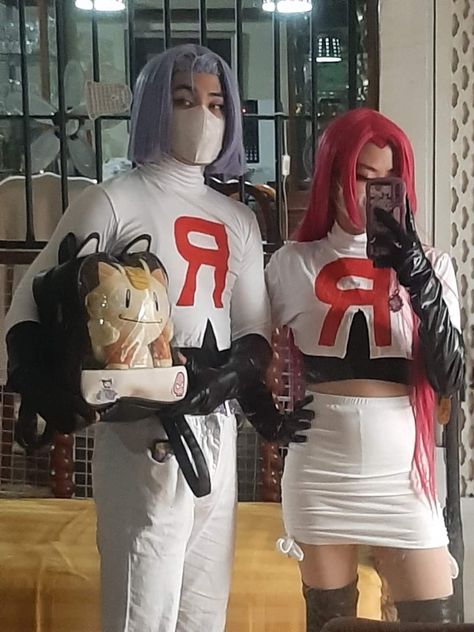 Cosplay For Two People, Anime Duo Halloween Costumes, Two People Cosplay Ideas, Cosplays For Trios, Anime Matching Costumes, Cute Halloween Duo Ideas, Iconic Duos Male And Female, Matching Cosplay Ideas Anime, Duo Matching Halloween Costumes