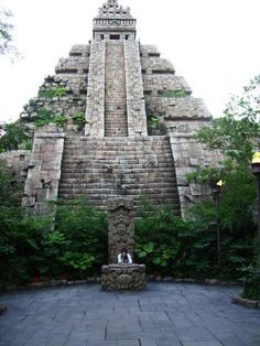 Minecraft ideas Aztec Ruins National Monument, Nahuatl Language, Maya Temple, Aztec Architecture, Aztec Temple, Aztec Pyramids, Style Graphique, Mayan Temple, Aztec Ruins