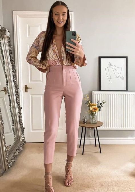 Summer Professional Outfit, Pink Trousers Outfit, Summer Work Outfits Office, High Waisted Pants Outfit, Outfit Elegantes, Ladies Pants, Female Clothes, Pockets Fashion, Corporate Outfits