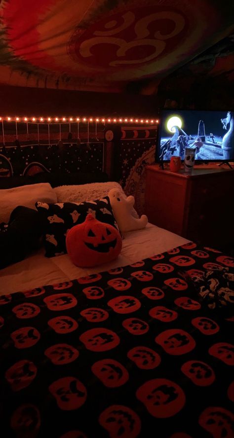 halloween bedroom decor Fall Room Ideas, Halloween Sleepover, Helloween Wallpaper, Kostuum Halloween, Halloween Bedroom Decor, Fall Room Decor, Fall Bedroom Decor, Casa Halloween, Halloween Bedroom