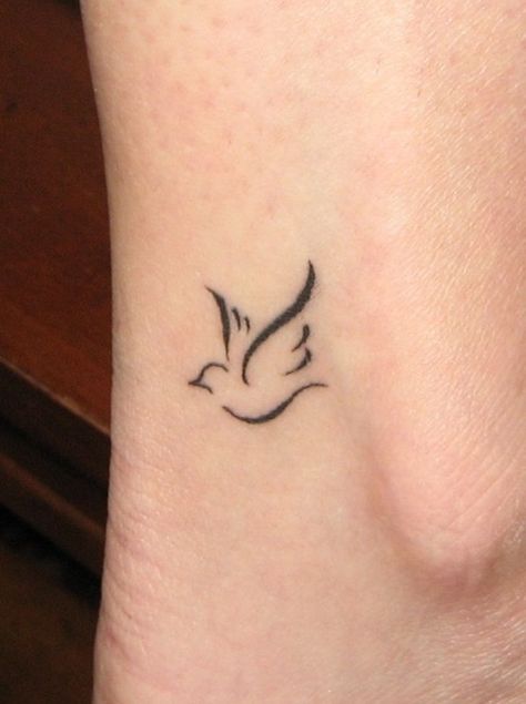 Cute tiny tattoo ideas for girls (21) Christian Tattoos, Simple Bird Tattoo, Dove Tattoo Design, Vogel Tattoo, Dove Tattoos, Tato Henna, Dove Tattoo, Disney Tattoo, Geniale Tattoos