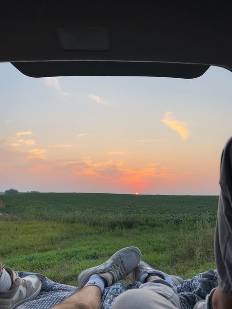 Trunk Sunset Date, Stuff To Do With Your Boyfriend At Home, Summer Bf And Gf, Nature Date Ideas, Summer Bf Aesthetic, Birthday Date Ideas For Girlfriend, First Date Ideas Aesthetic, Date Idea Pictures, Summer Dates Aesthetic