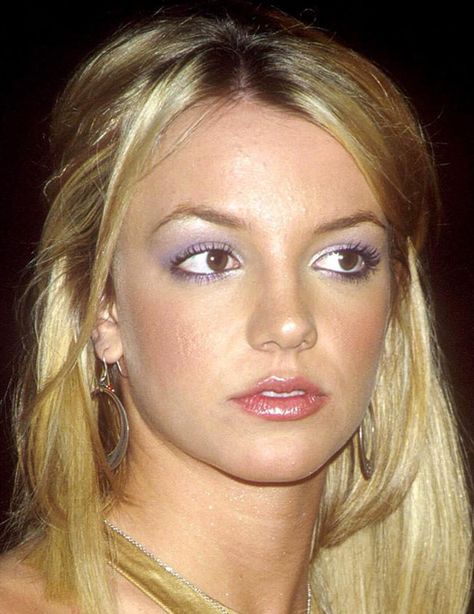 2000s Pink Eyeshadow, 2000s Eyeliner, Waterline Eyeliner Looks, Britney Spears Makeup, 1990 Makeup, 1990s Makeup, 00s Makeup, Early 2000s Makeup, 90’s Makeup