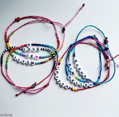 Bracelet Crafts, Diy Friendship Bracelets With Beads, Pura Vida Bracelets Diy, Bead Friendship Bracelets, Letter Bracelet Beads, Bracelets Crafts, How To Make Letters, Letter Bead Bracelets, Pony Bead Bracelets