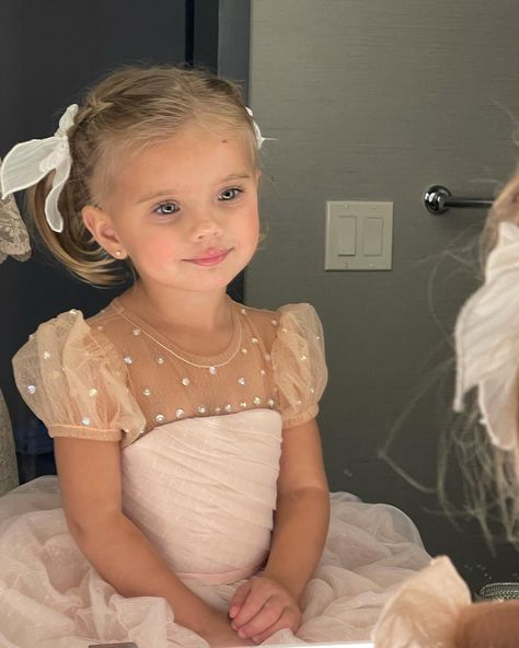 I’m going to be a flower girl tonight! I just got all ready! ❤️ | Instagram Halston Blake Fisher, Blonde Baby Girl, Petite Blonde, Blonde Kids, Drømme Liv, Blonde Babies, Moms Goals, Future Mom, Elsa Hosk