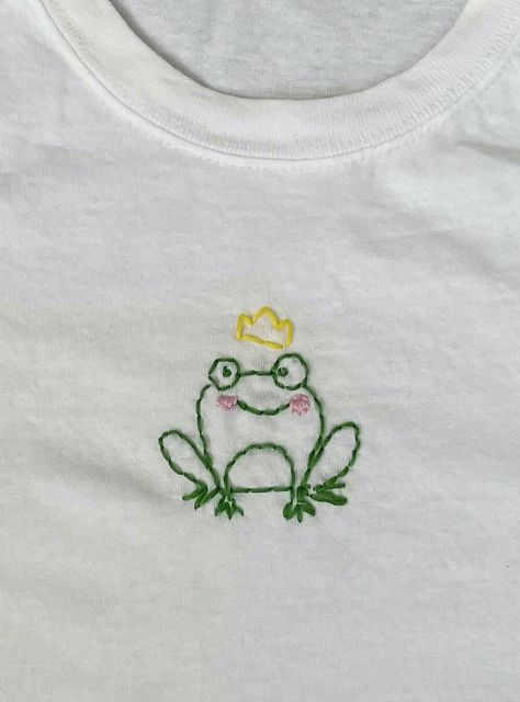 Croquis, Yellow Shirt Embroidery, Green Embroidery Design, Cute Embroidery Tshirt, Frog Embroidery Simple, Cute Embroidery On Tshirts, Cute Little Embroidery Designs, Embroidered White Shirt, Embroidered Tshirt Ideas