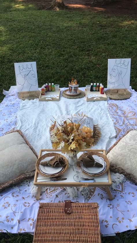 Picnic Theme Ideas, Pinterest Picnic, Paint Date, Beach Picnic Party, Picnic Party Decorations, Romantic Dinner Decoration, Picnic Date Food, Picnic Pictures, Night Picnic