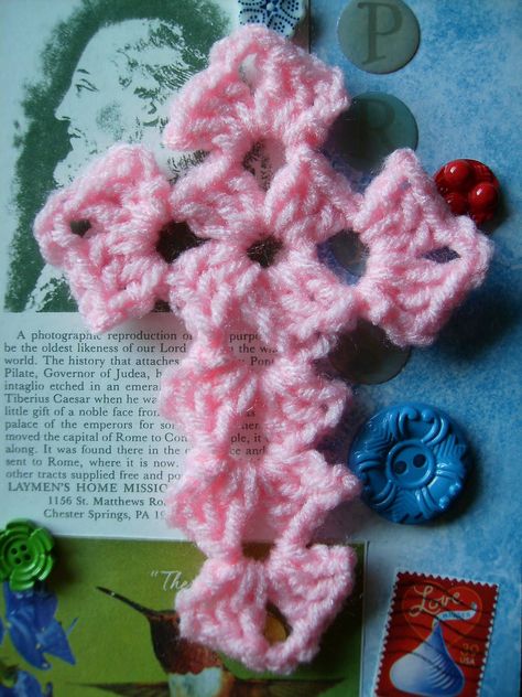 Cross Crochet Pattern - I thought I had all the cross patterns I'd ever need until I saw this one - this is SO pretty and SO easy... Written Crochet Patterns Charts, Crochet Heart Necklace Free Pattern, Crochet Projects Flowers, Crochet Items That Sell Well, Cross Crochet Pattern, Cross Crochet, Crochet Project Free, Scrap Yarn Crochet, Crochet Bookmark Pattern