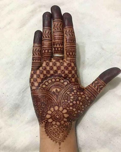 If you are not a big fan of mehndi or if Short Mehandi Front Hand, Mehadi Degine Front Hand, Front Hand Simple Mehndi Designs, Short Mehndi, Mehndi Desing, Short Mehndi Design, Rajasthani Mehndi Designs, Palm Mehndi Design, Tato Henna