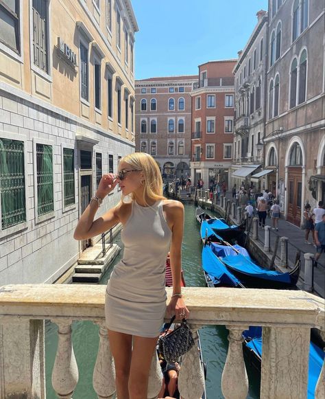 Instagram influencer Sophie marstatt posing for insta pic on city break vacation holiday in Venice Outfits On Vacation, Best Friens, Poses For Instagram, Travel Pose, Parisian Lifestyle, European Girls, Salty Hair, Summer Romance, Pic Pose