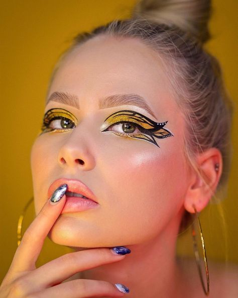 Brown And Yellow Eyeshadow, Yellow Butterfly Makeup, Yellow Makeup Ideas, Yellow Eyeliner, Grad Makeup, Bushy Brows, Bee Makeup, Yellow Eye Makeup, Concert Makeup