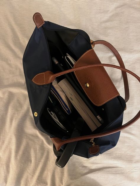 Bags To University, Handbags For University, Longchamp College Bag, Bags Inspo Aesthetic, La Pilage Longchamp, Longchamp Aesthetic Bag, Longchamp School Bag Aesthetic, Purse School Bag, Sixth Form Bag Essentials
