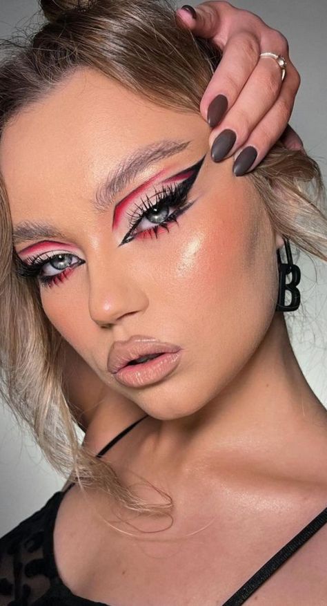 Vegas Theme Makeup, Red And Black Makeup Looks, Futuristic Makeup Looks, Cool Eyeshadow Looks, Crazy Makeup Art, Intense Eye Makeup, Makeup Night Out, Dragon Makeup, Futuristic Makeup