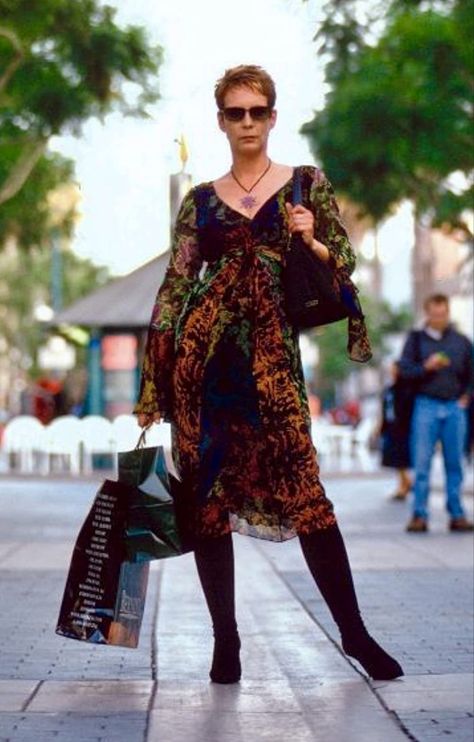 Jamie lee curtis freaky friday outfit icon tess coleman lindsay lohan anna coleman Chick Flicks, Jamie Curtis, 2000s Films, Anna Coleman, Friday Outfits, Friday Movie, Friday Outfit, Lee Curtis, Jamie Lee Curtis