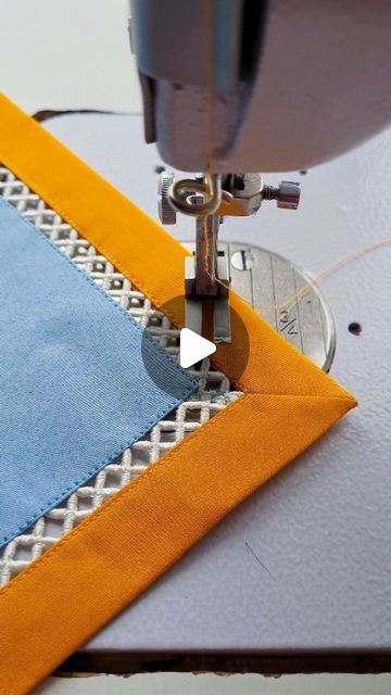 Stitching Tips And Tricks, Stitching Hacks Sewing Tips, Fabric Decoration Ideas, Sew Corners, Corner Stitching, Sewing Tips And Tricks, Stitching Ideas, Sewing Machine Projects, Sewing Easy Diy