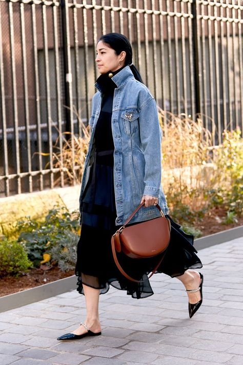 Styling Long Denim Jacket, Denim Jacket Work Outfit Classy, Long Denim Jacket Outfit Winter, Denim Jacket Outfit Classy, Black Dress Denim Jacket Outfit, Denim Jacket Dress Outfit, Long Denim Jacket Outfit, Spring Outfits Street Style, Spring Street Fashion