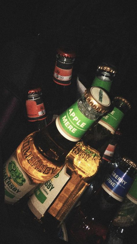 Beer Night Aesthetic, Bia Strongbow, Somersby Aesthetic, Beer With Friends Night, Beer Aesthetic Drinking Night, Drinking Beer Aesthetic, Illegal Aesthetic, Beers Aesthetic, Beer Aesthetic Drinking