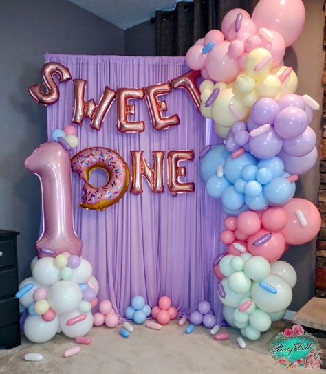 Donut Party Backdrop Ideas, Donut Themed Balloon Garland, Two Sweet Party 2nd Birthday Balloon Arch, Sweet Themed Birthday Party Decorations, Donut First Birthday Party Decorations, Donut Birthday Balloons, 1st Donut Birthday Party, Sweets 1st Birthday Party, Donut Birthday Party Backdrop