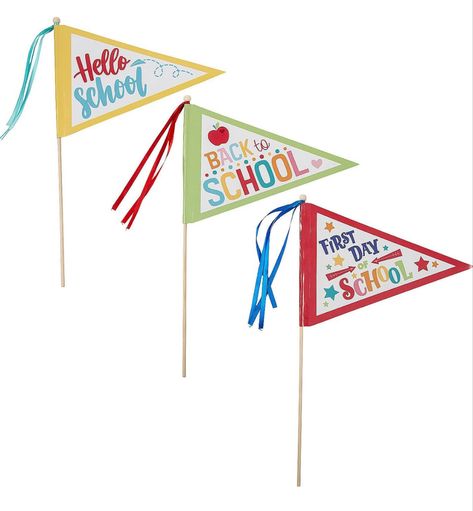 Cute pennants for those first day back to school. Whether it’s preschool, kindergarten or any other grade! Cute for first day pics or to add into a teachers basket! #firstdayofschool #teachergiftideas #affiliatelink Welcome For Students First Day, Welcome Back To School Decorations First Day, Welcome To School Gifts For Students, Welcome First Day Of School, Welcome Back To School Cards, Welcome Back To School Activities, First Day Of School Pennant, Student Welcome Gifts, Welcome Students Back To School