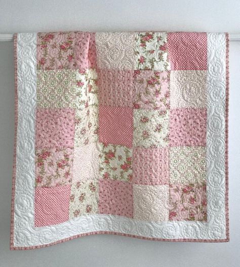 Baby Girl Quilt Patterns, Colchas Quilting, Rose Prints, Girl Quilts Patterns, Shabby Chic Quilts, Baby Girl Quilt, Modern Patchwork, Chic Quilts, Nursery Quilt