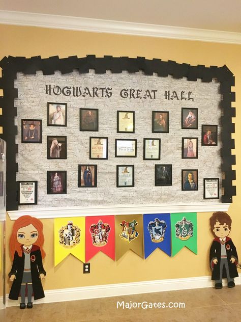 Harry Potter Classroom Theme High School, Harry Potter Stage Design, Hogwarts Decorations Diy, Harry Potter School Decorations, Harry Potter Bulletin Boards, Harry Potter Theme Classroom, Hogwarts Decorations, Harry Potter Bulletin Board, Senior Boards