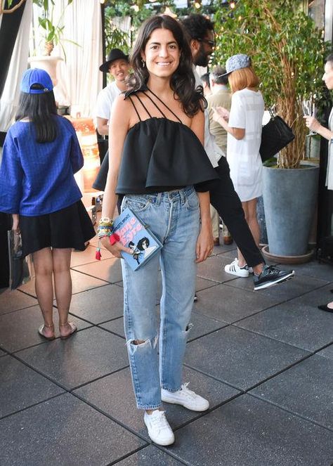 A structured top + high waist jeans + sneakers, inspired by Leandra Medine Party Outfits, Leandra Medine Style, 80s Party Outfits, Fashion Gone Rouge, Party Outfits For Women, Summer Party Outfit, Leandra Medine, Simple Summer Outfits, Mode Casual