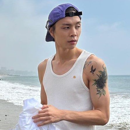 Johnny Nct Bf Material, Johnny Suh Boyfriend Material, Johnny Tattoo, Nct Johnny Icon, Boyfriends Be Like, Johnny Seo, Nct 127 Johnny, Johnny Nct, Swallow Tattoo