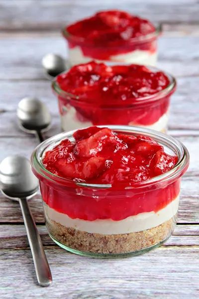 Strawberry Pretzel Salad | My Baking Addiction Essen, Pretzel Parfait, Strawberry Pretzel Jello, Strawberry Pretzel Jello Salad, Strawberry Pretzel Salad Recipe, Strawberry Pretzel Dessert, Pretzel Desserts, Mason Jar Desserts, Strawberry Pretzel Salad