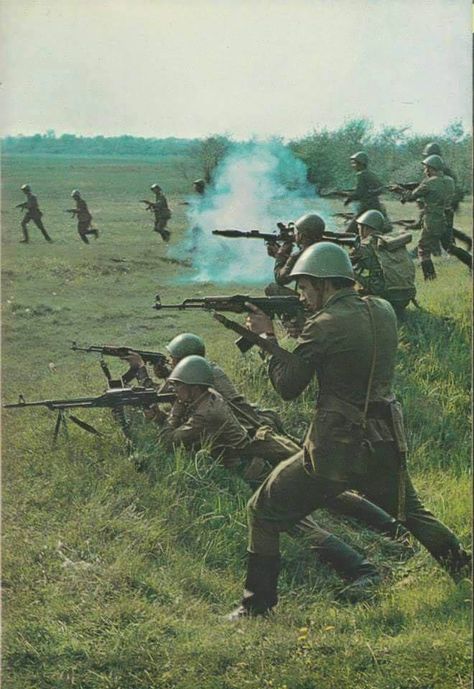 Soviet infantry. Military Aesthetic, Ww2 Soldiers, Army Training, Warsaw Pact, Soviet Army, Combat Art, Us Marines, Red Army, Modern Warfare