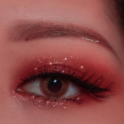 Red Looks Make Up, Eye Makeup With Red Outfit, Red Aesthetic Makeup Looks, Basic Red Eyeshadow Looks, Quinceanera Red Makeup Ideas, Wine Red Makeup Look Simple, Korean Red Eye Makeup, Halloween Red Eye Makeup, Korean Red Makeup Look