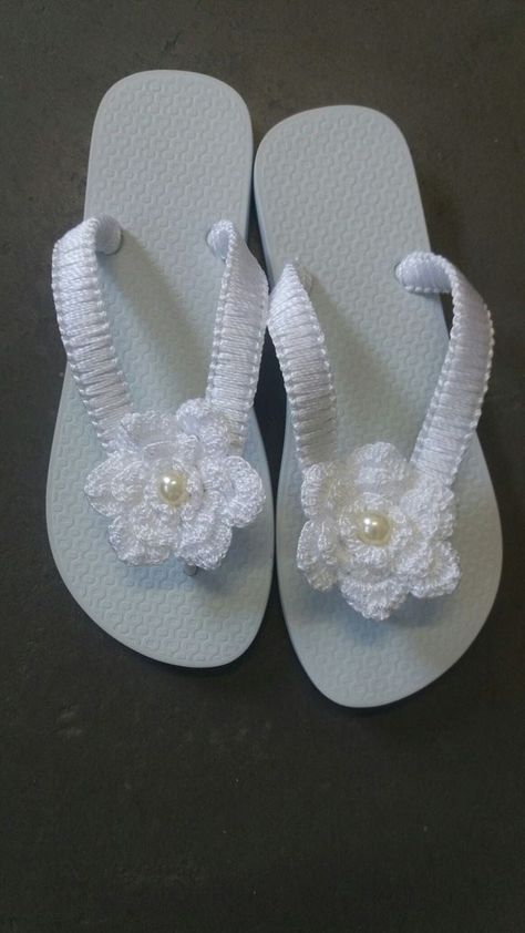 Crochet Flip Flop Pattern, Sandal Rajut, Crochet Flip Flops, Decorating Flip Flops, Diy Flip Flops, Wedding Flip Flops, Crochet Shoes Pattern, Crochet Boots, Crochet Sandals