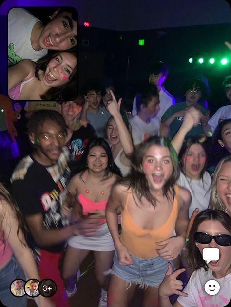 High School Parties Aesthetic, Dream High School Life, Hs Party Aesthetic, American Teenage Life, High School Board Ideas, Party Aesthetic High School, Friends Partying Aesthetic, Highschool Dream Aesthetic, Getting High With Friends