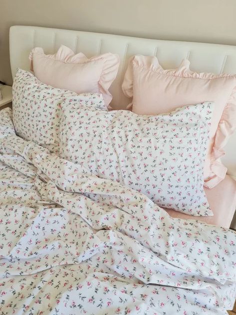Chic Simplicity: Embrace the Clean Girl Aesthetic in Your Bedroom ♡ | Room Decor Tips | Ever Lasting Blog Microfiber Bed Sheets, Floral Duvet Cover, Floral Duvet, Redecorate Bedroom, Pink Bedroom, Dream Room Inspiration, Room Makeover Bedroom, Room Makeover Inspiration, Bedroom Aesthetic