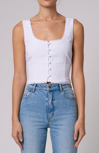 The Pretty, Affordable Shirt Trend European Women Love Is All Over the Internet Cotton Sleeveless Top, Button Up Sleeveless Top, Short Sleeve Summer Tops, Button Up Tops For Women, Sleeveless Button Up, Vintage Tops Blouse, Spring 2025 Fashion Trends, Button Top Outfit, White Sleeveless Top Outfit