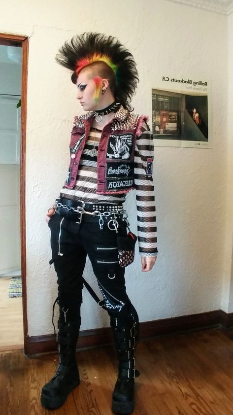 Girl Punk Outfits, Punk Rock Outfits 80s, Punk Rock Girl Outfits, Pop Rock Outfit, Rock Punk Outfit, Hardcore Punk Fashion, Female Punk Fashion, Punk Outfits 80s, Punk Outfits Women