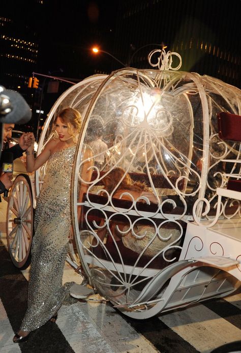 Pin for Later: Take a Nostalgic Look Back at Taylor Swift's VMAs Evolution She Showed Up in a Carriage For a True Fairy-Tale Entrance So, so princess-y! Taylor Swift Vma 2022, Vma 2009, Mean Taylor Swift, Fearless Era, Estilo Taylor Swift, Red Taylor, Rare Pictures, Taylor Swift Album, Swift 3