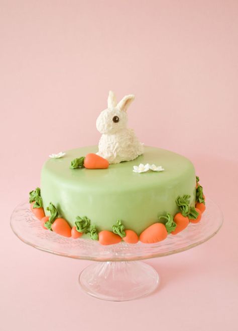 Going to use a chocolate bunny in the middle and chocolate covered  strawberries around the edge! Easter Strawberry, Bunny Birthday Cake, Torte Creative, Easy Easter Treats, Easter Bunny Cake, Rabbit Cake, Easter Snacks, Torte Cupcake, Bunny Birthday