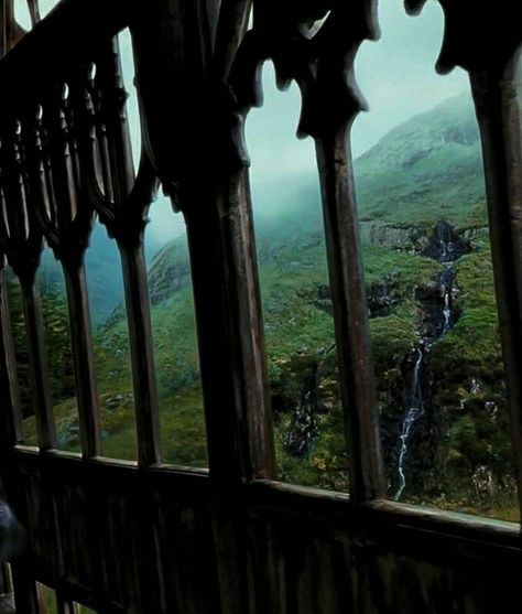 Harry Potter Forest Aesthetic, Hogwarts Green Aesthetic, Hogwarts Rain Aesthetic, Places In Harry Potter, Aesthetic Hogwarts Pictures, Hogwarts Dr Visualization, Harry Potter Shifting Aesthetic, Hogwarts Shifting Aesthetic, Green Aesthetic Harry Potter