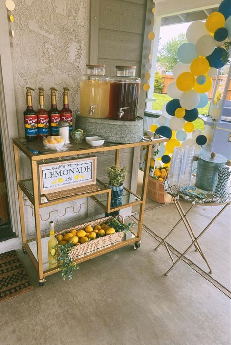 Lemonade Station Ideas, Grad Party Lemonade Bar, Lemonade Station Wedding, Bridal Shower Lemonade Bar, Drink Bar Ideas Party, Lemonade And Tea Bar Beverage Stations, Diy Lemonade Bar, Wedding Open House Decorations, Lemonade Wedding Bar