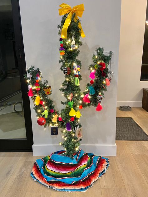 Taco Christmas Tree, Talavera Christmas Tree, Mexican Decor Ideas, Latina Christmas, Latino Party, Mexican Christmas Tree, Cactus Christmas Tree, Festive Salad, Southwestern Christmas