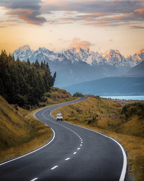 Nature, Sunset Road, Scenic Road Trip, Landscaping Images, Beautiful Roads, Scenic Roads, World Images, Road Trip Hacks, Landscape Illustration