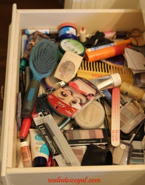 Messy Make Up Table, Vera Aesthetic, Mess Aesthetic, Nyu Dorm, Messy Makeup, Bedroom Design On A Budget, Girls Vanity, Bedroom On A Budget, Makeup Drawer