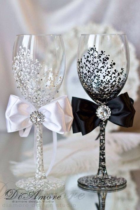 Diy Wedding Champagne Glasses Ideas Strawberry Rhubarb Crisp, Bridal Boxes, Best Oatmeal, Pink Wine, Glass Bottle Crafts, Strawberry Rhubarb, Steak And Eggs, Organic Sugar, Flower Decor