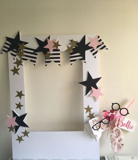 Decorating A Photo Frame, Selfie Point Ideas For School Farewell, Birthday Props Ideas, Diy Photo Frames For Parties, Selfie Corner Ideas Photo Booths, Selfie Frames Ideas School, Photo Frame Prop Diy, Selfie Frames Ideas, Diy Selfie Frame