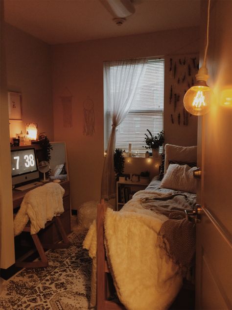 Large Dorm Room Ideas, Small Cozy Dorm Room, Brown Themed Dorm Room, Dorm Room Single Layout, Very Small Dorm Room Ideas, Single Dorm Decor Ideas, Rugs In Dorm Room, Cute Single Dorm Rooms, Dorm Layout Ideas Single