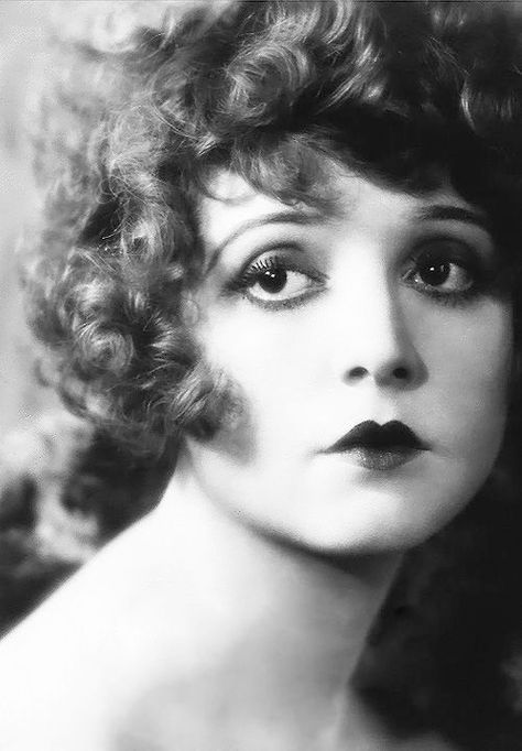 Vintage Beauty from the Roaring Twenties – Eclectic Ladyland 1920 Makeup, 20s Makeup, 1920s Makeup, 1920s Hair, Clara Bow, Jennifer Beals, Smink Inspiration, Louise Brooks, Mae West