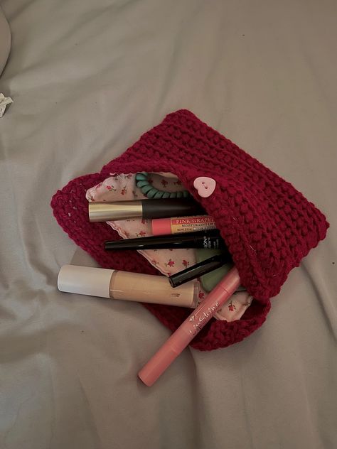 Crochets Aesthetics, Crochet Red Yarn Projects, Pouch Design Crochet, Crochet For Your Boyfriend, Craft Sale Crochet Ideas, Crochet Pouch Aesthetic, Crochet Projects With Red Yarn, Aesthetic Crochet Pouch, Crochet Projects 2023