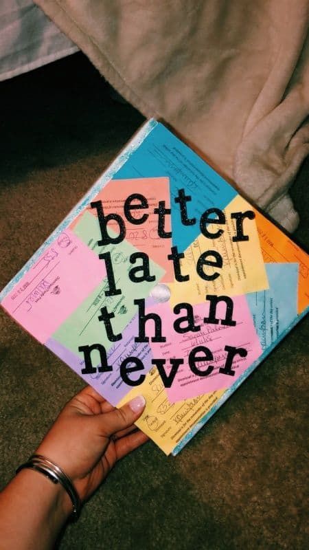 Graduation Cap Designs Funny, Creative Graduation Caps, Funny Graduation Caps, Graduation Cap Ideas, College Grad Cap Ideas, Graduation Cap Decoration Diy, High School Graduation Cap Decoration, High School Graduation Cap, College Graduation Cap Decoration